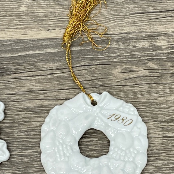 Vintage Christmas Ornaments Avon 1980 & 83 Christmas Remembrance Ceramic Wreaths - Picture 2 of 15